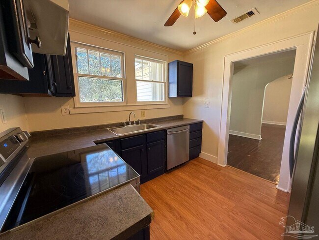 Building Photo - 1120 Barcia Dr