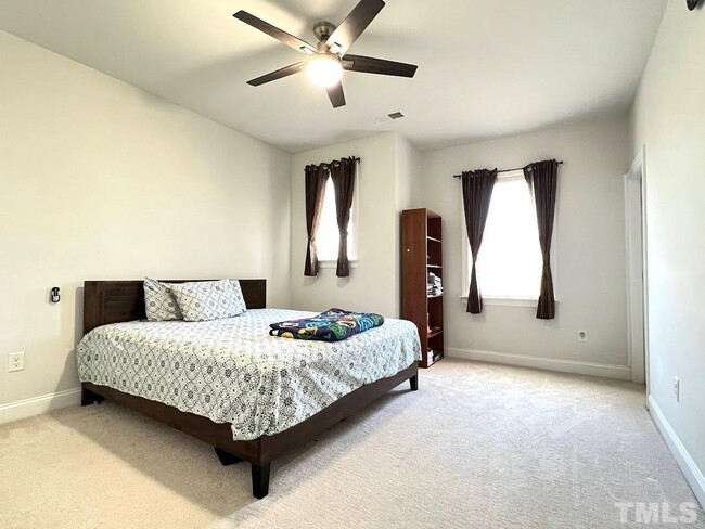 Building Photo - End Unit Luxary Townhome for Rent Apex