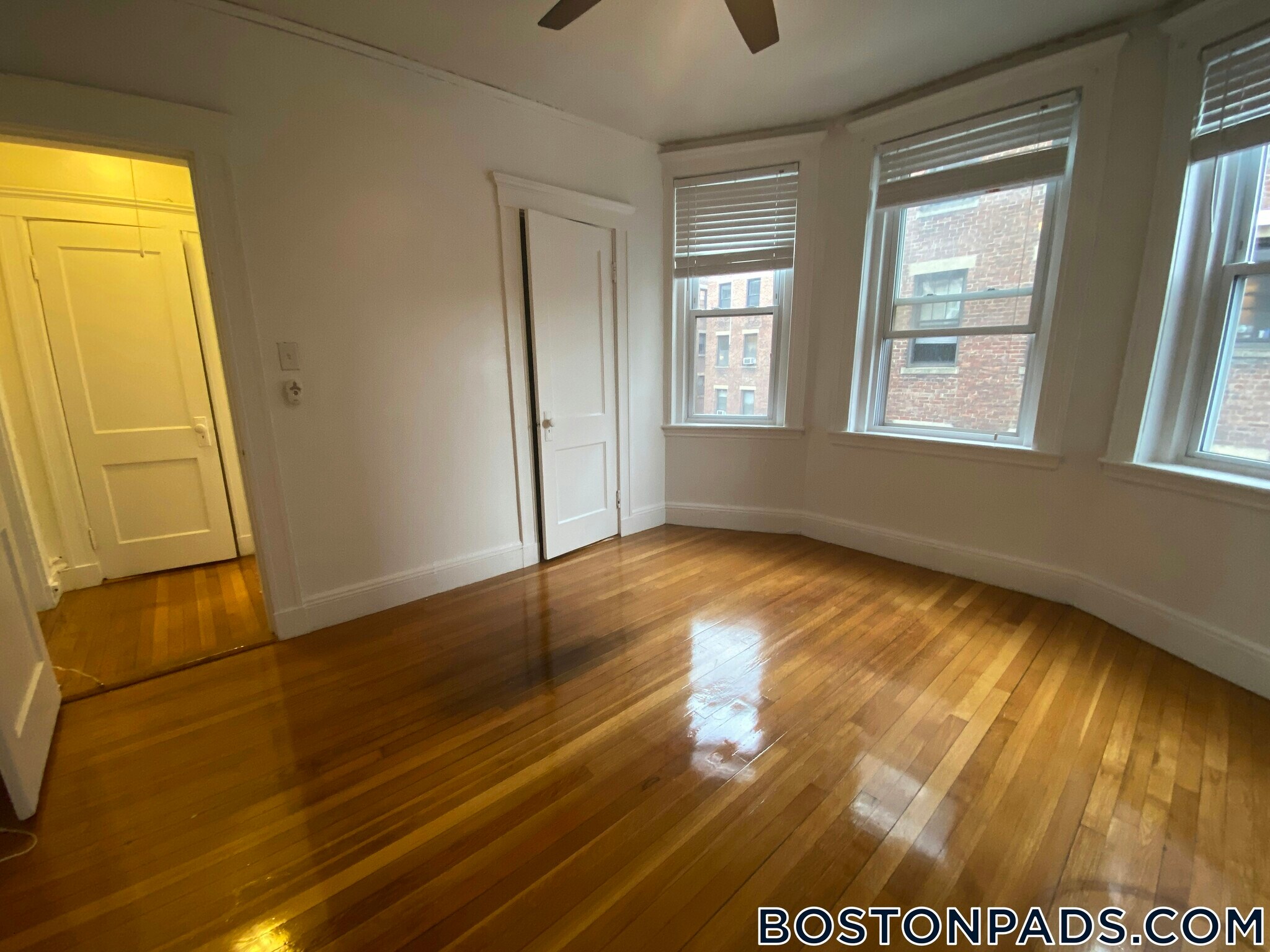 Building Photo - 121 Park Dr