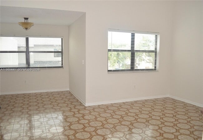 Building Photo - 10221 Fontainebleau Blvd