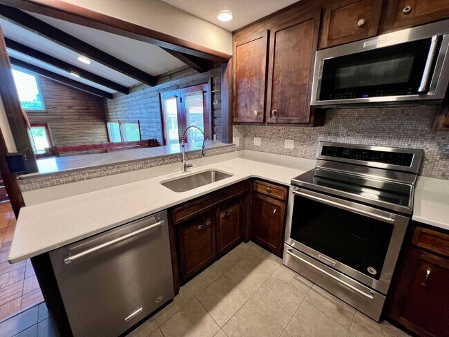 Building Photo - Cabin Style Home on Equestrian Farm *Priva...