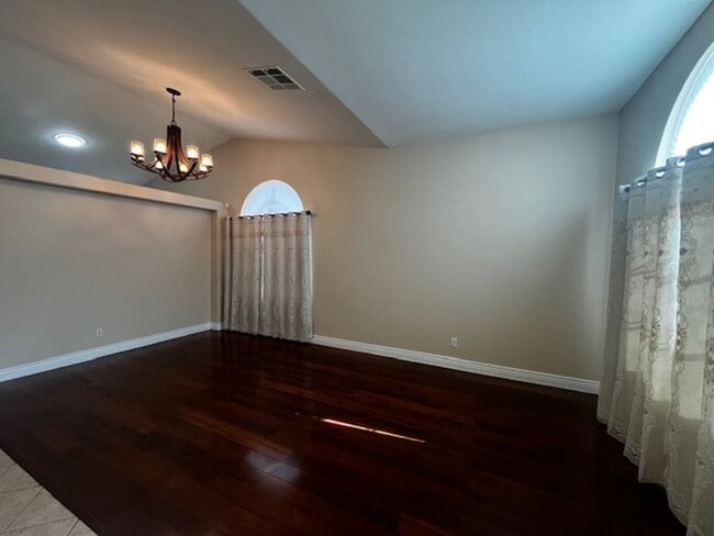 Building Photo - Stylish & Solar-Powered 5-Bed Gem with Vau...