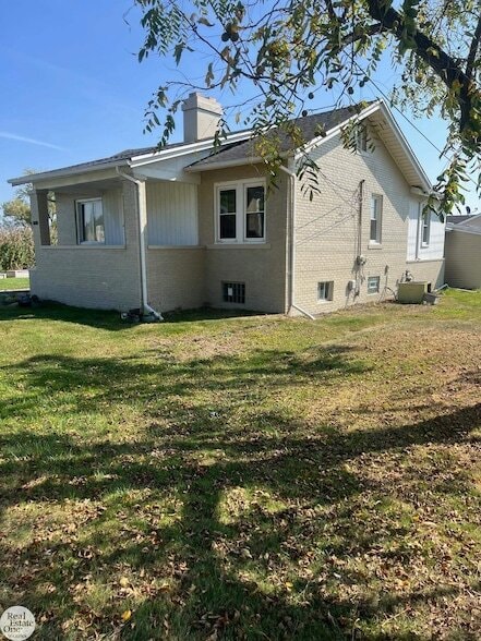 Primary Photo - 9239 N River Rd