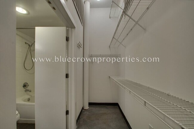 Building Photo - 2502 Live Oak St