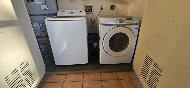 Building Photo - 2bed - 2bath Upper unit in Rancho SD