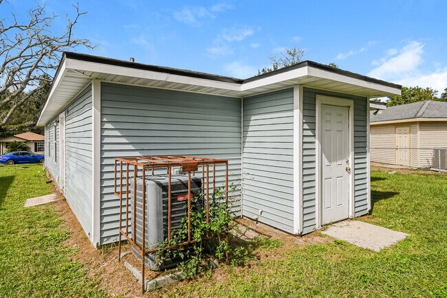 Building Photo - 1554 Brook Forest Dr