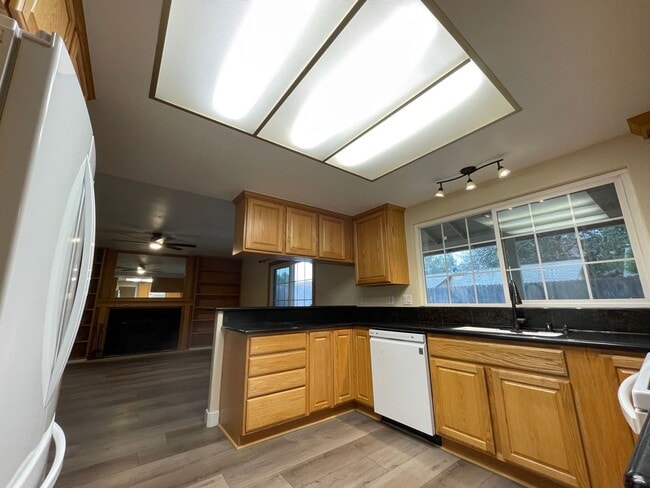 Building Photo - Spacious Citrus Heights Home with 3-Car Garage & Ample Storage