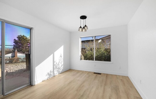 Building Photo - 3 Bed/2.5 Bath House w/ Yard Close to UNR