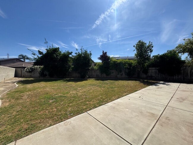 Building Photo - NW Bakersfield home!