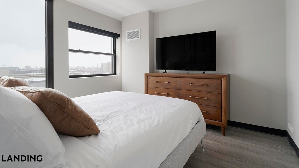 Building Photo - 1922 W Ogden Ave