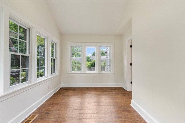 Building Photo - 727 Pelhamdale Ave