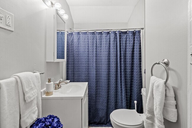 Building Photo - Sensational 2 bedroom home in Beechview available May 1!