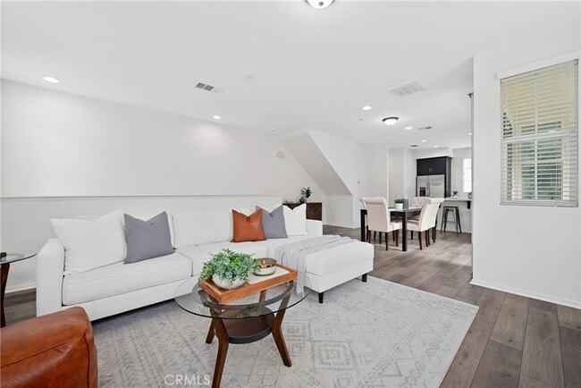 Building Photo - 747 Savi Dr