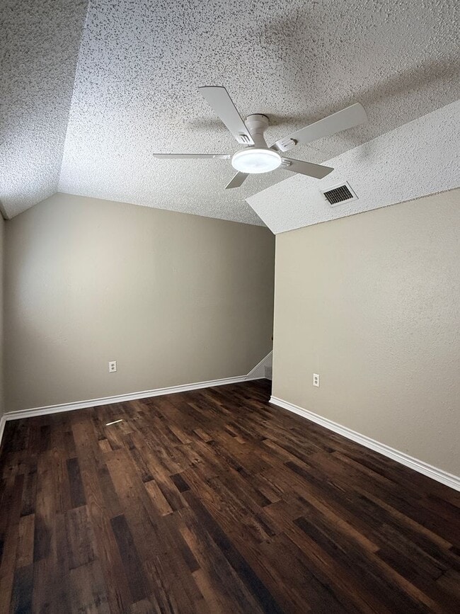 Building Photo - 3 Bedroom 2 Bath 2 Story Updated