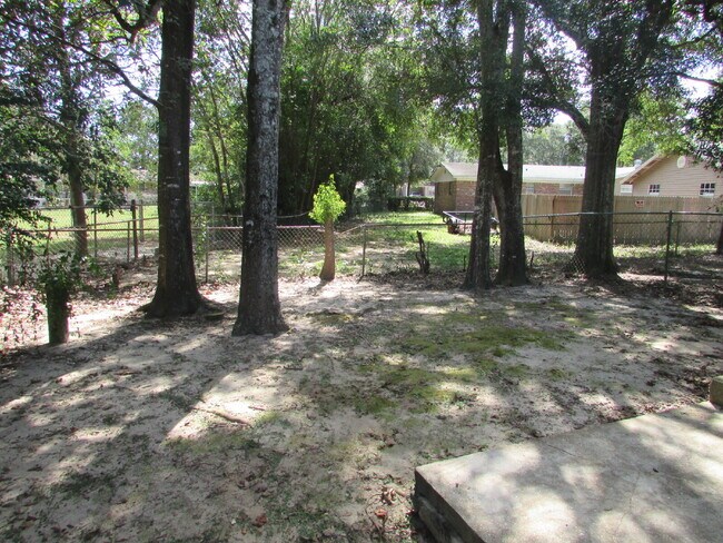 Building Photo - Available 11/17 – Spacious 2/2 Duplex with...