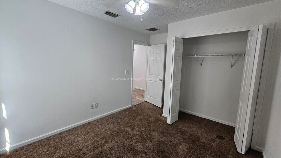 Building Photo - 9453 Thorn Glen Rd