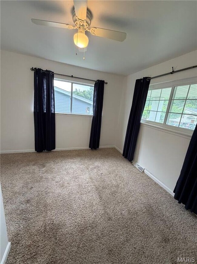 Building Photo - 713 Plaza Dr