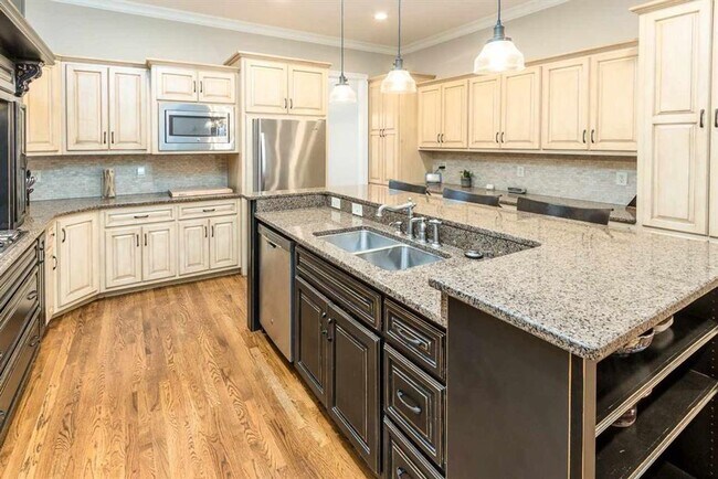 Building Photo - HOME FOR SALE or rent Gorgeous executive h...