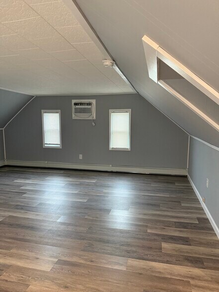 Building Photo - 1324 Main St