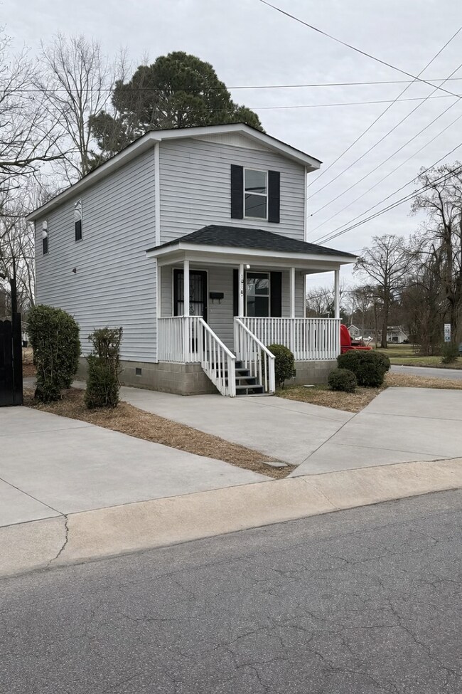 Building Photo - Cozy Home with a Great Location In Town