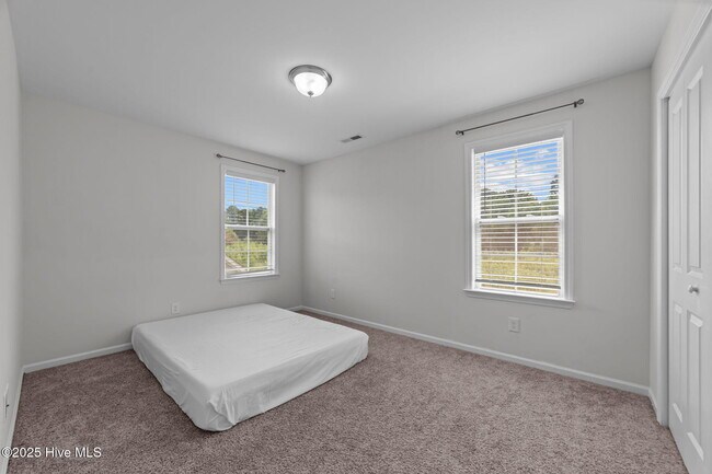 Building Photo - 828 Knoll Cir