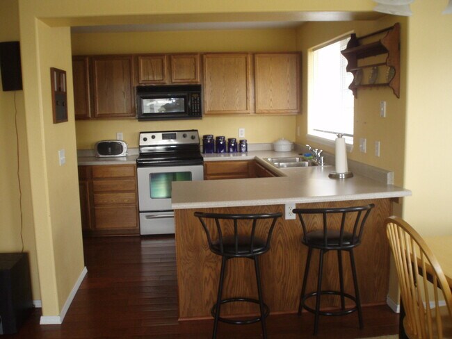Building Photo - 3 Bedroom, 2 Bath Condo Fully Furnished