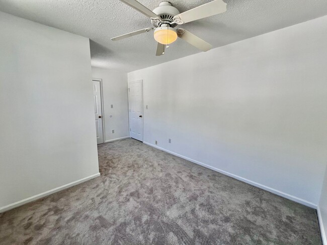 Building Photo - Newly remodeled 3 bed 2.5 bath townhome in...