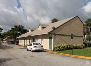 Building Photo - Stacy Townhomes - 5280 Stacy St West Palm ...