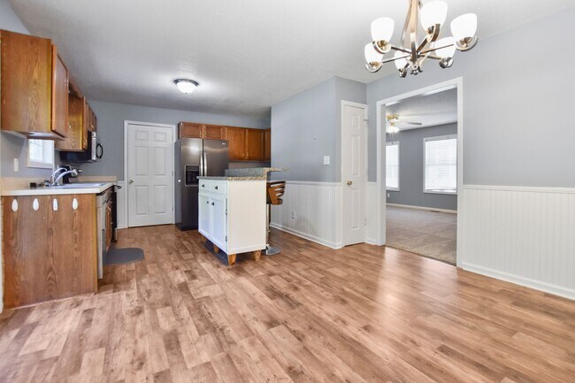 Building Photo - Pet Friendly Three Bedroom!