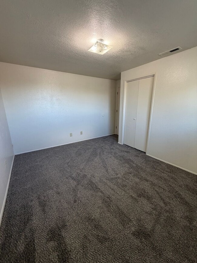 Building Photo - Newly remolded 3b/1b duplex