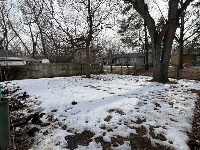 Building Photo - Far Eastside 3 Bedroom 1 Bath