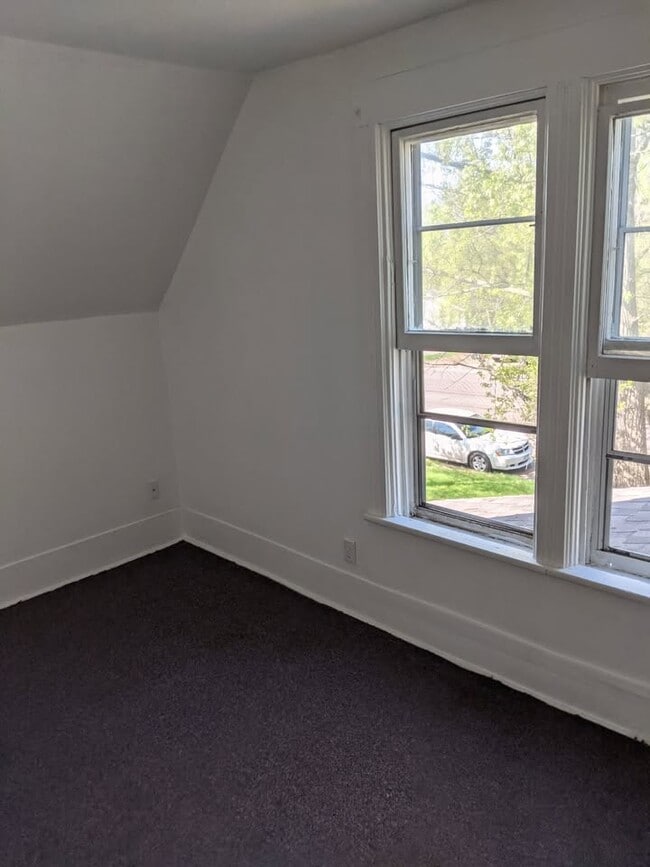 Building Photo - 512 1st Ave NE