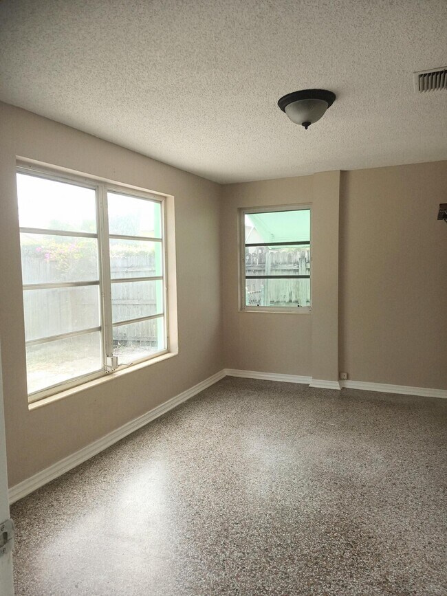 Building Photo - 322 Vanderbilt Dr