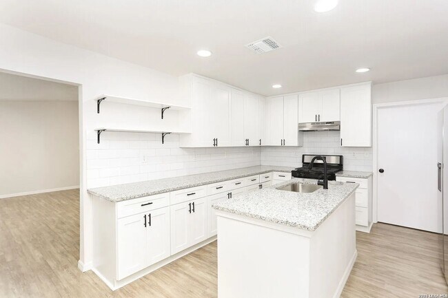 Building Photo - 7118 Castleridge Dr