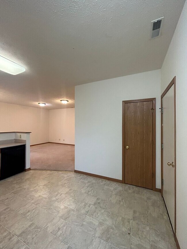 Building Photo - 3 Bedroom Townhome
