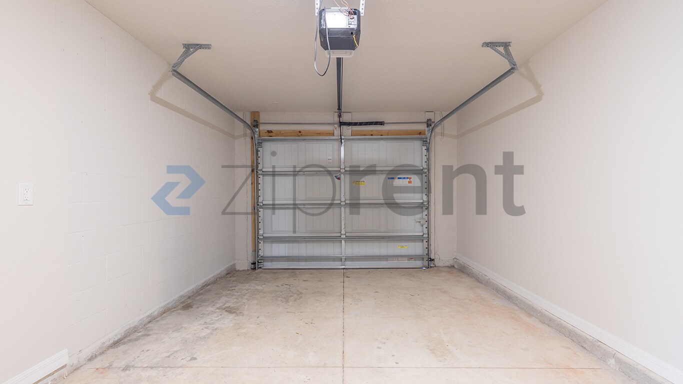 Building Photo - Unit B