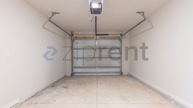Building Photo - Unit B