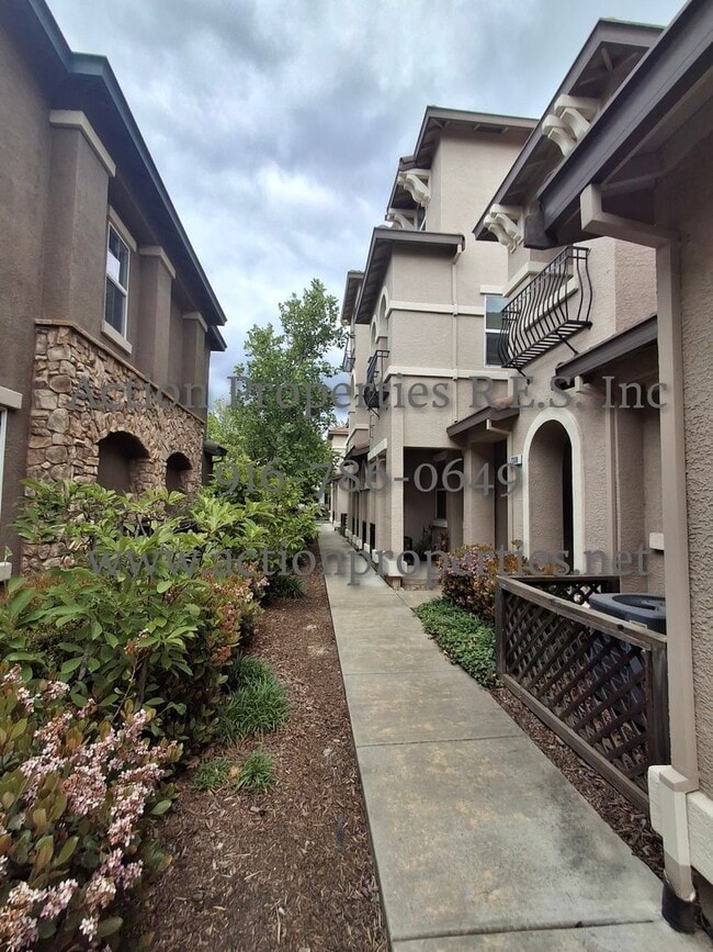Building Photo - Stunning Townhome.  - 2 Stories - 3 Bed, 2.5 Bath, 2 Car Garage - Nearby Trails!