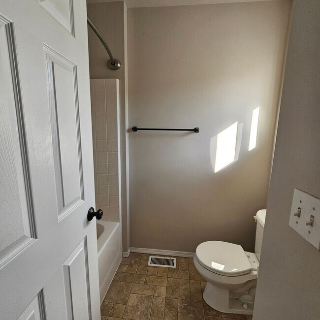 Building Photo - Beautiful Home with Mt. Rainier Views – Close to PSNS & Ferries