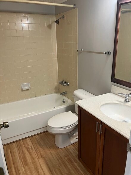 Full bathroom tub/shower - 1600 Park Cir