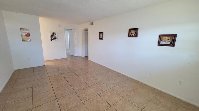 Building Photo - 826 Sky Lake Cir