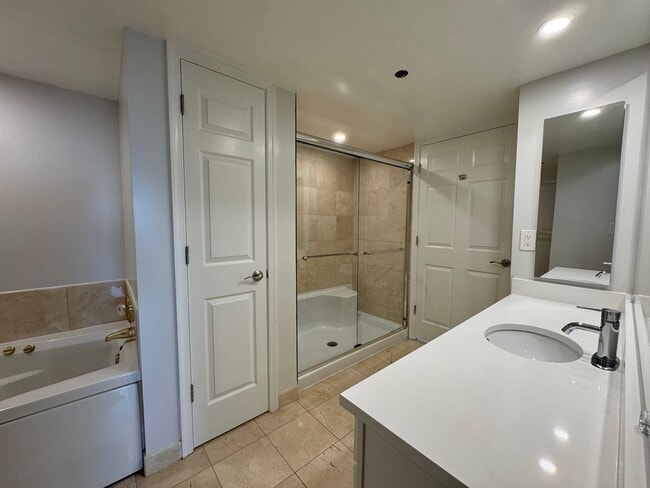 Building Photo - Bright And Spacious 2 Bed 2 Bath Condo In ...