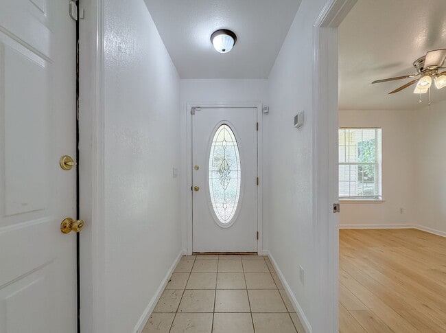 Building Photo - Renovated 3/2 House w/ New Paint/Flooring,...