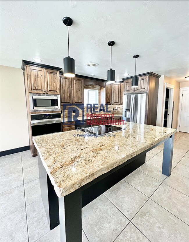 Building Photo - Beautiful - Elegant - 5 Bedrooms - 3 Car -...