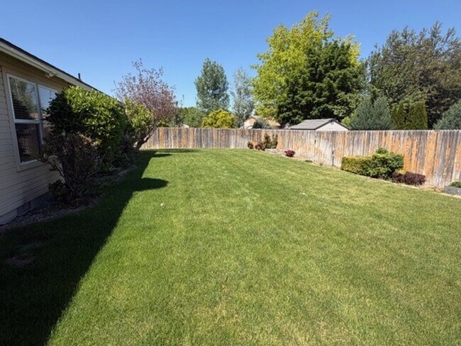Building Photo - Beautiful and spacious 3 bed 2 bath home in Meridian just off Ten Mile and W Pine Ave