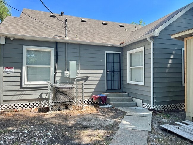 Building Photo - 19 4th Ave N