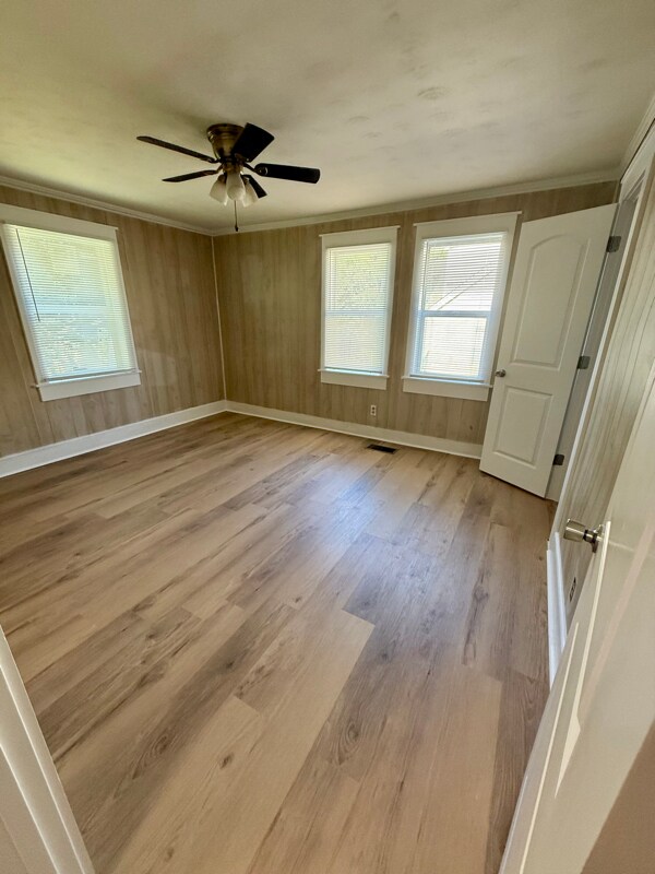 Building Photo - 1105 E 5th St