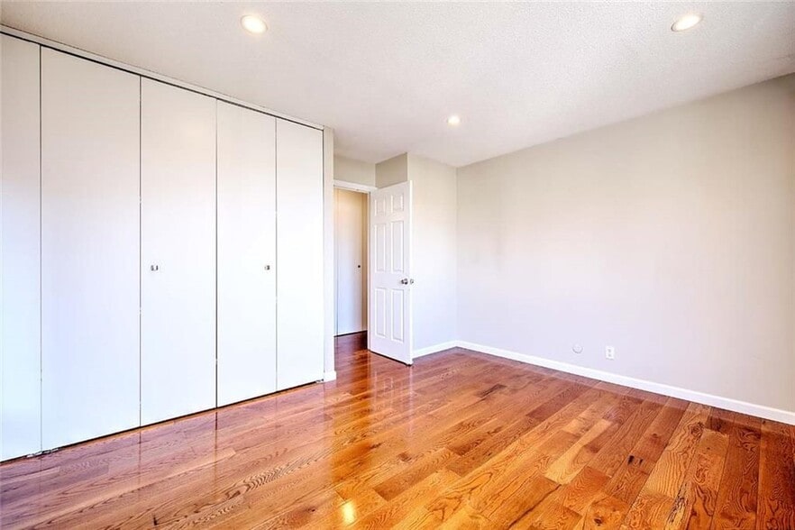 Building Photo - 274 S Main St