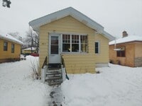 Building Photo - AVAILABLE AUGUST 1st - 2 BED 1 BATH NEAR CAMPUS