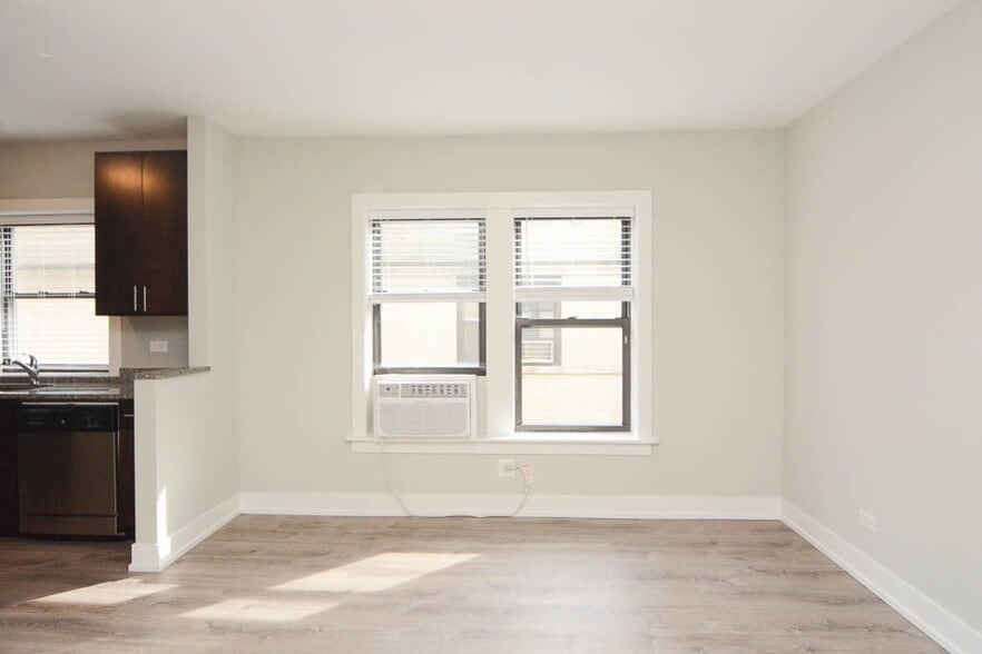 Building Photo - 722 W Brompton